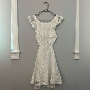 WHITE RUFFLE DRESS SIZE SMALL